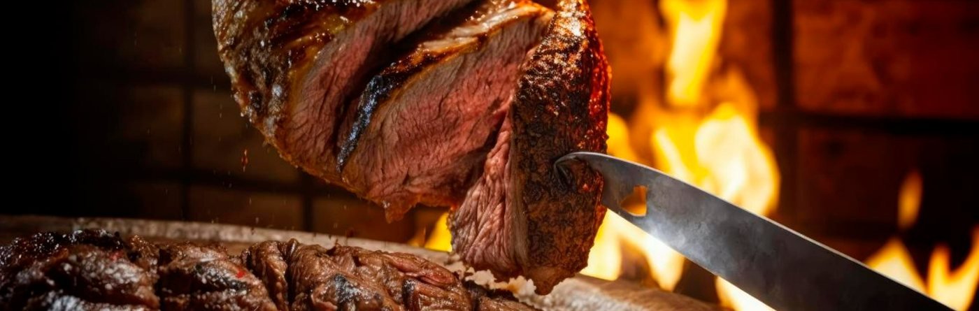 Carne na grelha sobre brasa acesa